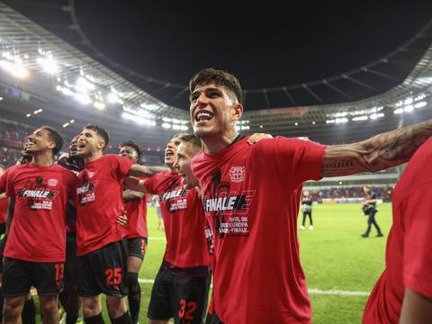 ¡Piero Hincapié hace historia!  Bayer Leverkusen empata con AS Roma y clasifica a la final de la Europa League, en la que se  medirá con el Atalanta italiano