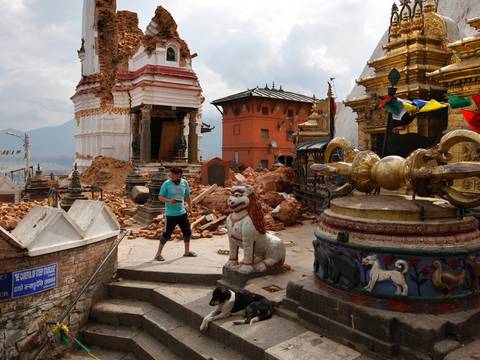 Un año después de terremoto de 7,8, no hay progresos en Nepal