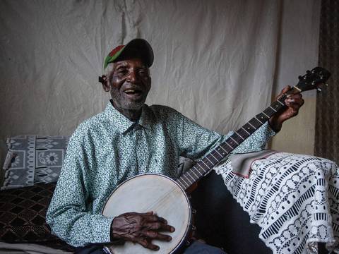 A sus 92 años, leyenda de la canción en Malaui inflama la red TikTok