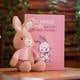 ‘El Conejo Santi aprende buenos modales’ y los comparte con los pequeños lectores, en un libro de cuentos escrito por la influencer de etiqueta Miss Right