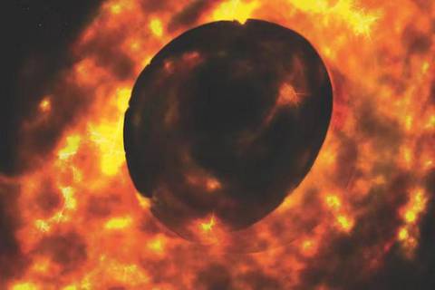 Científicos descubren un agujero negro supermasivo que absorbe un sol cada día