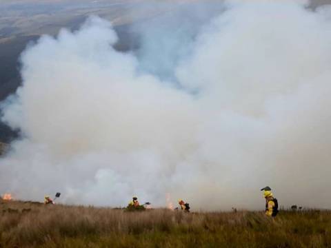 Más de 20 bomberos realizan labores para controlar incendio en cerro de Quito
