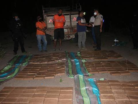 En Jama descubren una pista clandestina y decomisan 250 kilos de droga