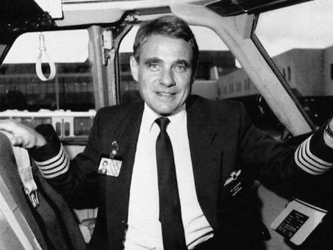 La sorprendente historia de Tim Lancaster, el piloto que fue succionado fuera del avión tras la caída de su ventana y sobrevivió porque lo agarraron de los pies
