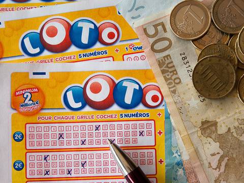 Hombre con cáncer terminal viajará con su esposa tras ganar $ 250.000 en la lotería