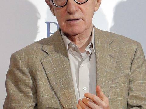 Hijo de Woody Allen lo defiende ante acusación por abuso