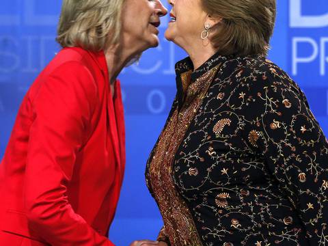 Michelle Bachelet y Evelyn Matthei disputan presidencia en Chile 