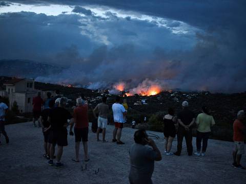 Al menos 20 muertos en Grecia, por incendios alrededor de Atenas