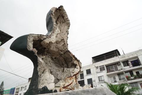 Busto de Cayetano Tarruell, ubicado en el barrio del Centenario, con la mitad de su estructura