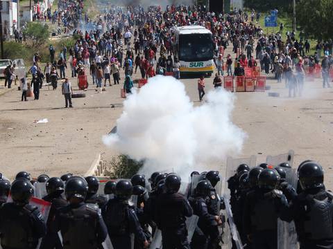 Tres muertos y 46 heridos en choques entre policía y maestros en México