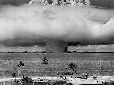 La huella de la primera bomba nuclear explosionada en el mar que todavía es visible en Bikini después de 73 años