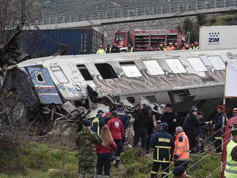 Mortal choque de dos trenes en Grecia deja al menos 36 víctimas
