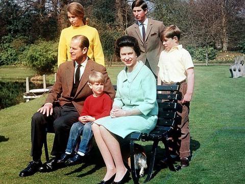 Por esta increíble razón no existen registros fotográficos de la reina Isabel II embarazada: sus cuatros hijos llegaron en medio de un total misterio