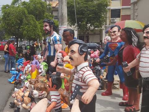 Entre medidas de bioseguridad se desarrolla venta de monigotes en la tradicional calle 6 de Marzo