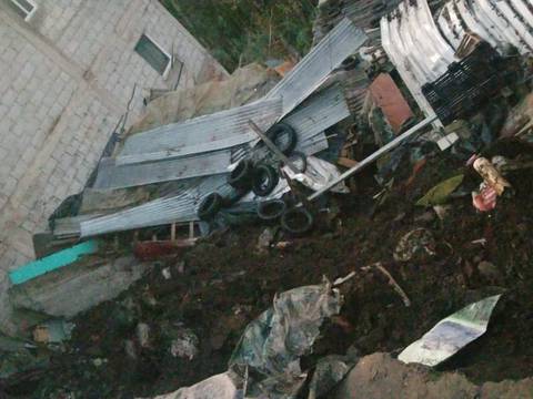 Un muro colapsó y dejó sin vivienda a una familia de 13 integrantes, en el norte de Quito