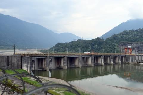 ¿Cuáles son las centrales hidroeléctricas más significativas en Ecuador?