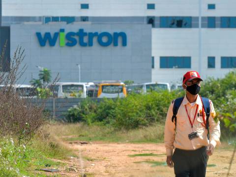 Trabajadores saquean fábrica de iPhone en India; denuncian explotación y falta de pago