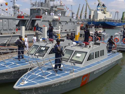 China donó cinco lanchas guardacostas para controlar la pesca ilegal