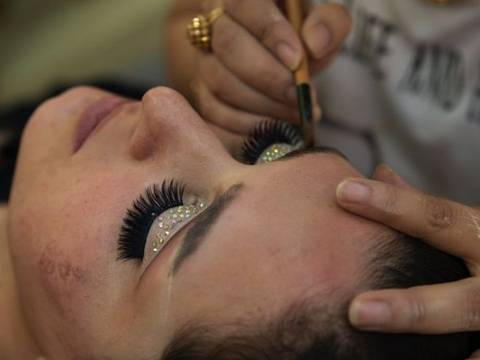 “Eran más que lugares para maquillarnos, nos daban energía y esperanza”: la última visita de 3 mujeres afganas a un salón de belleza tras el cierre ordenado por el Talibán