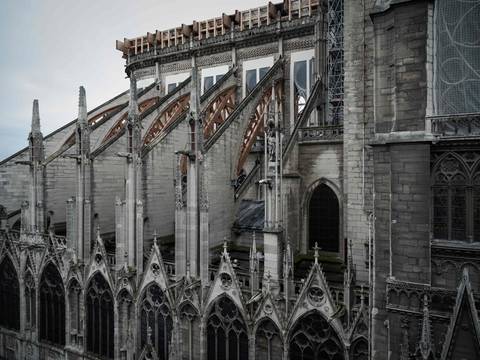 Quitarán andamios derretidos por incendio en Notre Dame