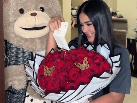 Novio de Michela Pincay le hace llegar unas rosas por su cumpleaños: la distancia no es impedimento para demostrarle su amor