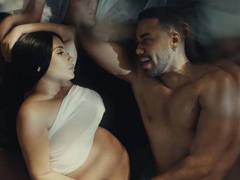 Romeo Santos hace oficial a la madre de sus hijos y anuncia cuarto embarazo en un video escandaloso, con escenas íntimas