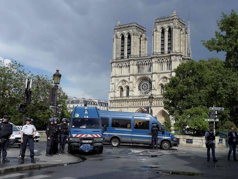 Hombre hiere a policía frente a Catedral Notre-Dame de París