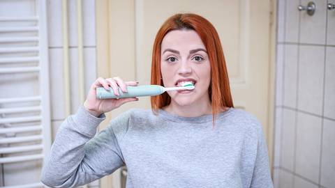 Cómo blanquear los dientes amarillos de forma natural con estos 3 remedios caseros