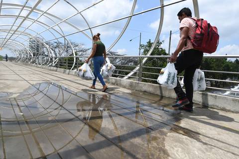 Ciudadanos lidian con charcos de agua y desechos para cruzar pasos peatonales de la vía a la costa