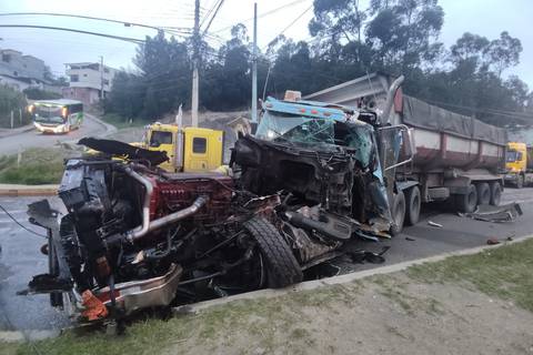 Vehículo pesado se impacta con automotor liviano en la vía Azogues-Cuenca