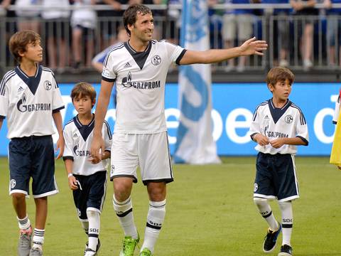 Raúl se despidió del Schalke 04 con goles