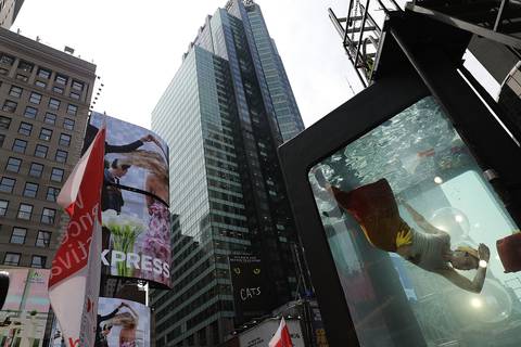 Acuario gigante lleva debate sobre cambio climático al Times Square de Nueva York
