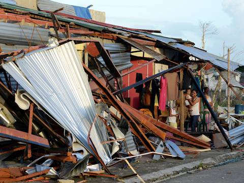 Ayuda sigue llegando a las víctimas de tifón en Filipinas