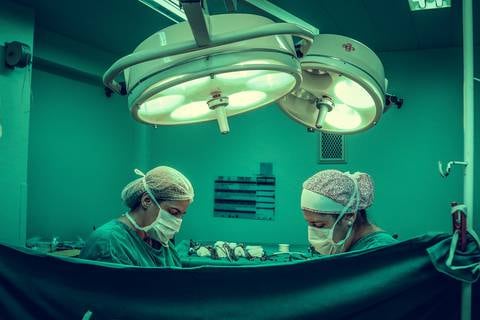 El dolor era paralizante: año y medio después de una cesárea una mujer descubre que le dejaron un dispositivo quirúrgico en su abdomen “del tamaño de un plato”