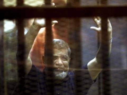 Corte de Egipto anula condena de muerte contra expresidente Mursi