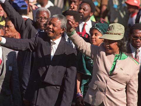 Muere Winnie Mandela, exesposa del expresidente sudafricano Nelson Mandela