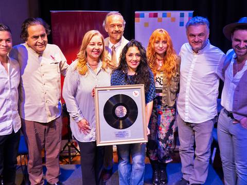 Con un disco de vinilo, Guayaquil conmemora a Carlos Rubira Infante, en sus 100 años de natalicio