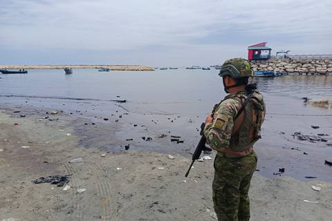 Derrame de crudo afecta playas de La Libertad, en Santa Elena