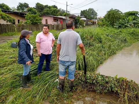 Planteles anegados tras lluvia en Pedernales: Municipio gestiona maquinarias con prefecturas 