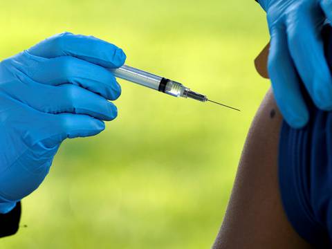 Farmacéuticas prometen 3.500 millones de vacunas mientras la OMS dice que los fallecidos por COVID-19 serían el triple de los reportados