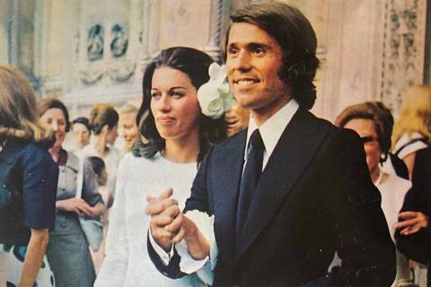 “Y aquí seguimos”: Raphael celebra sus 80 años junto a su esposa, la aristocrática Natalia Figueroa que se fijó en un humilde recadero y con quien se casó en discreta boda en Venecia