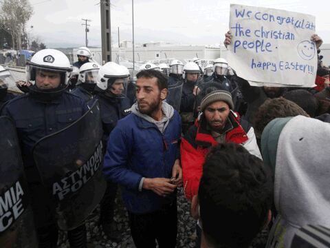 Nuevas llegadas de migrantes a Grecia ante posible apertura de frontera con Macedonia