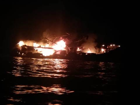 Embarcación se incendió cerca de la isla Puná; 16 personas fueron rescatadas y otra sigue desaparecida