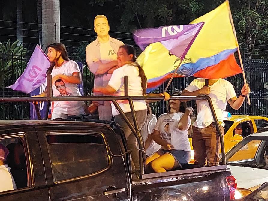 Simpatizantes de Daniel Noboa festejan su triunfo afuera de su vivienda en Guayaquil | Ecuador | Noticias | El Universo