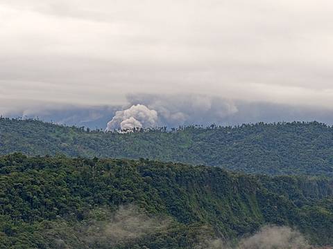 Cae ceniza del volcán Sangay en el cantón Naranjito