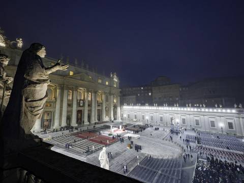 Conductor irrumpe en interior de palacio apostólico en el Vaticano