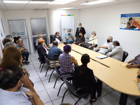 Jubilados de la Universidad de Guayaquil acuden a Defensoría por pago incompleto de pensión
