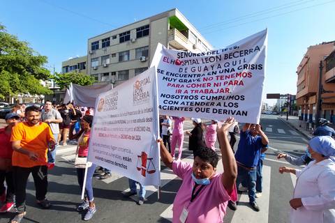 Trabajadores del hospital León Becerra protestan en calle Eloy Alfaro para exigir pago de 10 meses de sueldo 