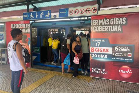 ‘Hasta 20 o 30 minutos nos ha tocado esperar la Metrovía en estos días’: las quejas de usuarios de la troncal 2, que opera entre dificultades