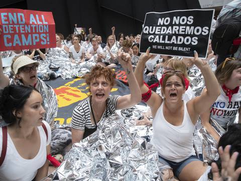 500 mujeres detenidas en protesta en Estados Unidos por separación de familias, Susan Sarandon entre ellas